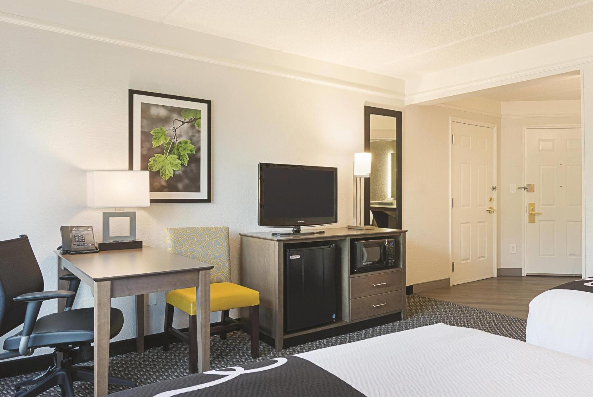 Double Room with Two Double Beds and Bathtub - Mobility/Hearing Accessible - Non-Smoking,1722943937:JPEG