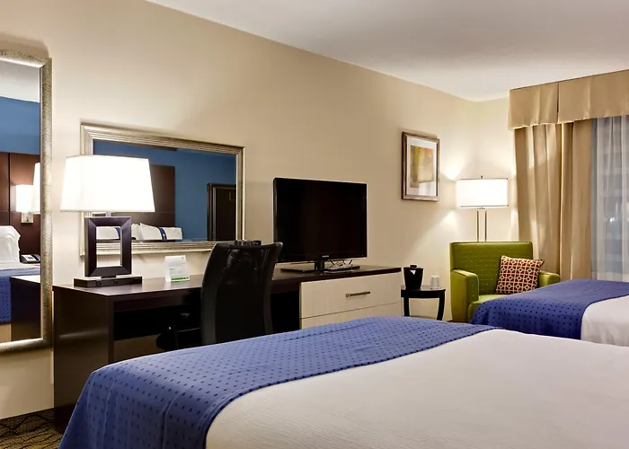 Hotel with pool: Holiday Inn & Suites Atlanta Airport North By Ihg